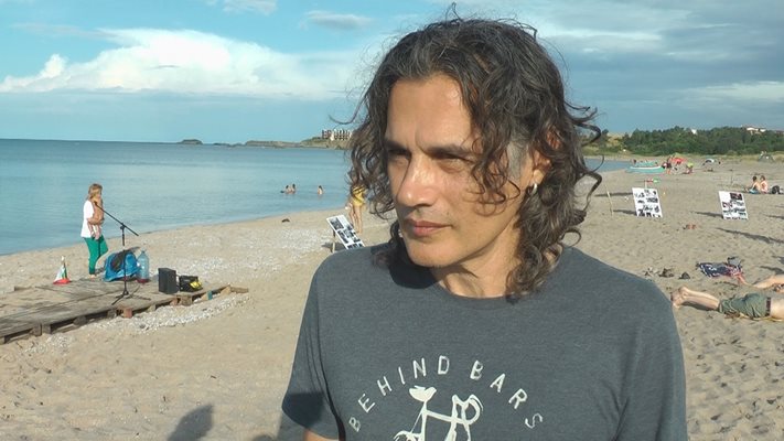 Музикантът  Васил Гюров е героят на плажа Корал