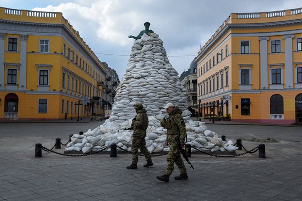 Паметникът на Ришельо в Одеса е затрупан с чували с пясък, за да се съхрани след бомбардировки.



