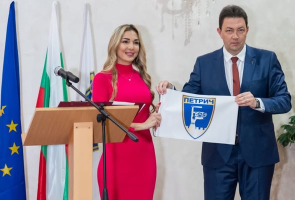 Силвия Аздреева току-що е подарила флага на Петрич, който развя на Покрива на света, на кмета на родния си град Димитър Бръчков. Това се случи на церемонията, на която Аздреева бе отличена със званието "Почетен гражданин на Петрич".