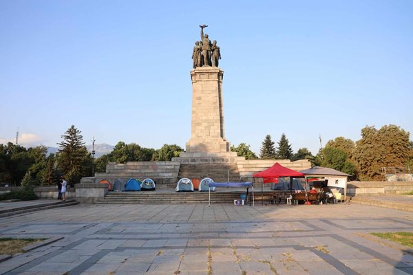 Паметникът на Съветската армия осъмна надраскан и със счупена плоча