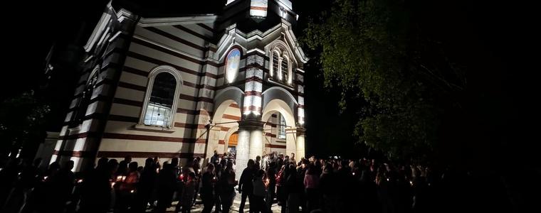 Без служба в храм в Добрич за Великден, благодатният огън дойде навреме от Румъния