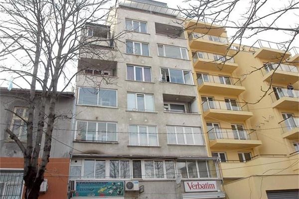 Обитателите на тази сграда в района на Сточна гара в София вече са опрели до помощта на юристи. Малцина обаче знаят правата си, казват адвокати.