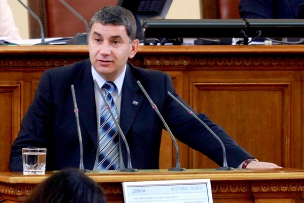 Димитър Байрактаров защити от трибуната предложението си за спиране на инвалидни пенсии.