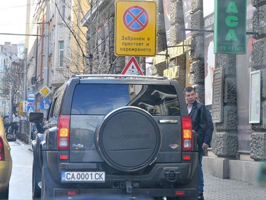 Папараците на "България Днес" неотдавна уловиха Найденов да кара със синя лампа на джипа си. Оказа се, че той има разрешение за това