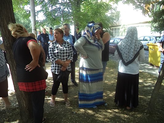 Близките на задържаните роми не посмяха да влязат в асеновградския районен съд и чакаха отвън. Снимка: Анелия Иванова