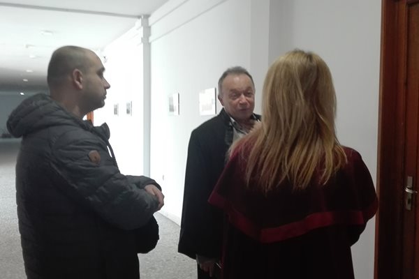 Адвокат Станислав Иванов разговаря с наблюдаващия прокурор. До тях е подсъдимият Димитър, който изглеждаше видимо притеснен.