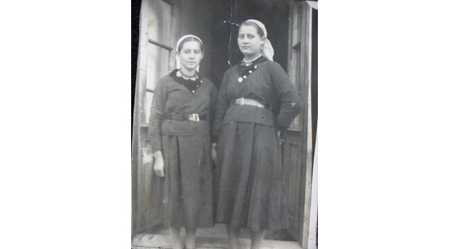 Мария /вляво/, преди да се омъжи, с приятелката си Бона Гатева на събор в севлиевското село Шумата.
Снимка: Личен архив
