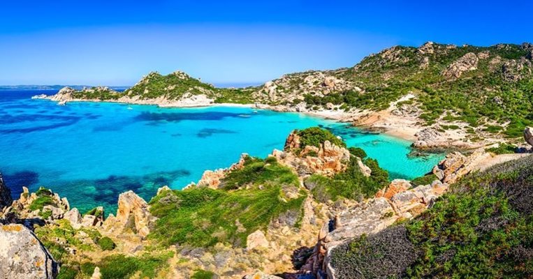 Сардиния е известна с изумрудения цвят на морето си
