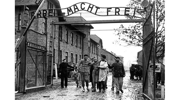 Фразата “Трудът те прави свободен” стоеше на входа на Аушвиц. 