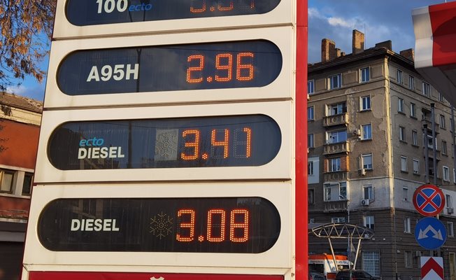 Цената на бензина в България доближава 3 лева, дизелът отдавна ги надскочи.

СНИМКА: ЙОРДАН СИМЕОНОВ