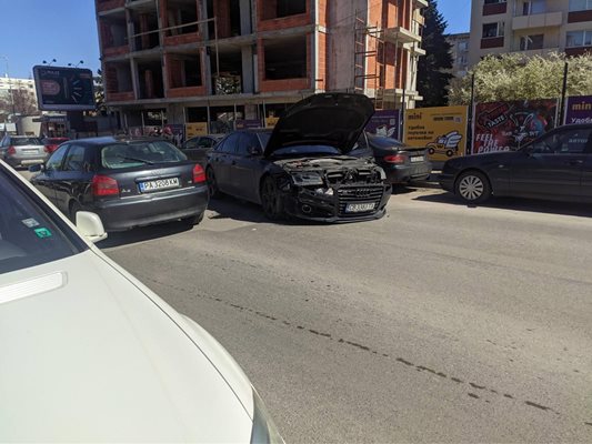Сблъсък между три коли образува тапа на столичен булевард Снимка: Богомила Костадинова