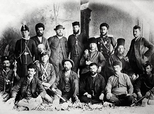 Дейци на Българския таен централен революционен комитет в Пловдив, 1885 година. Недялка е първата права вляво, а Чардафон е третият от седналите от ляво на дясно