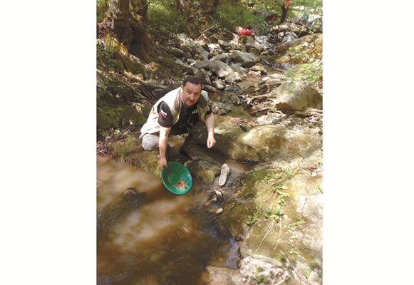Кирил Стаменов пресява златни песъчинки в река край община Братя Даскалови