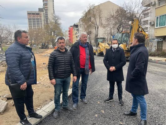 Кметът Здравко Димитров се срещна с група протестиращи, водени от Асен Костов. 