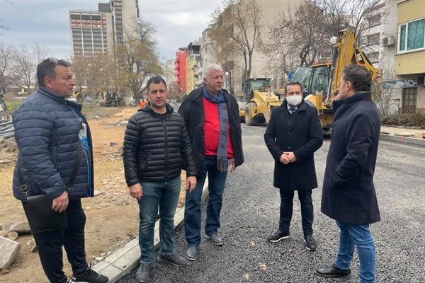 Кметът Здравко Димитров се срещна с група протестиращи, водени от Асен Костов. 