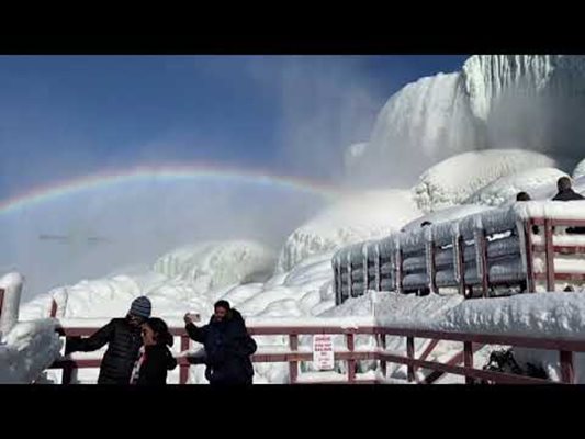 Красотата на обледения Ниагарски водопад