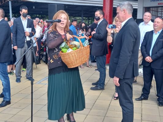 Кметицата на Поповица поднесе на Янев голяма кошница с продукти от селото и региона