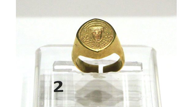 Един от акцентите е златният пръстен печат от Плиска, 30-те г. на IX в., преди покръстването. Изображението на него е на мъжки бюст и се предполага, че е някой от езическите владетели.