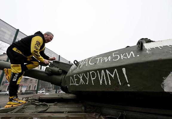 Хора от град Кривой Рог в Украйна гледат поразените руски танкове, участвали в нападението на град Бахмут СНИМКА: Орлин Цанев