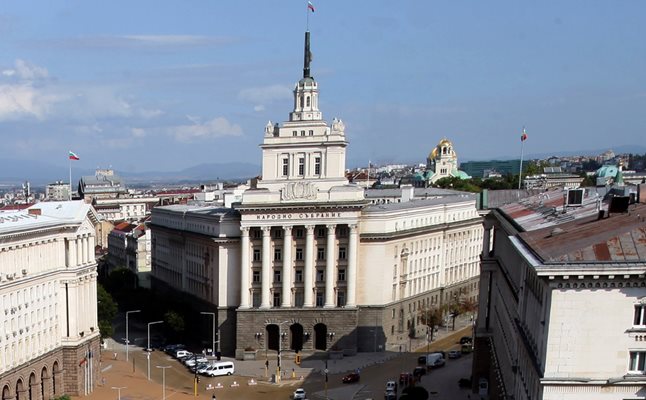 Триъгълникът на властта - сградата на Министерски съвет, на Народното събрание - 2, и на президентската институция. СНИМКА: "24 ЧАСА"