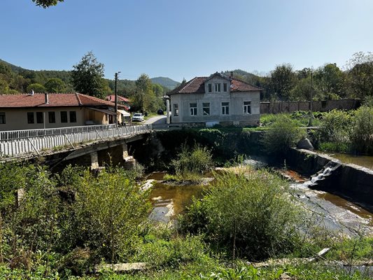 В края на моста над реката е “Порт Артур 1904”.