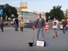 Бездомник- конте проси гордо в центъра на Москва (Видео)