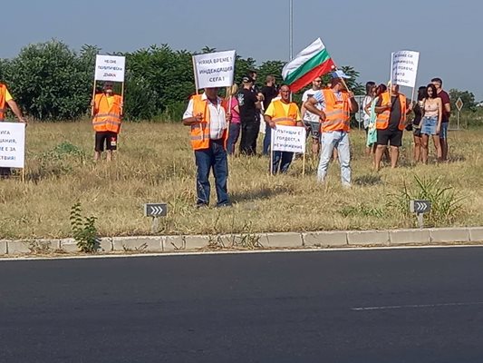 Протестиращи издигнаха плакати с искане държавата да им плати парите.