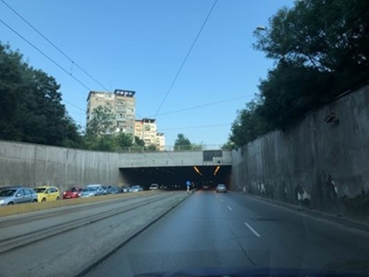 Катастрофа затруднява движението в тунела "Люлин" в София