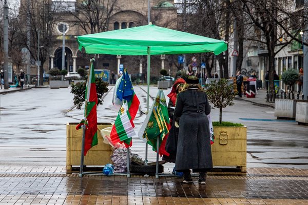 Жена продава само български и европейски знамена до църквата "Св. Неделя".