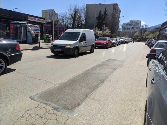 Сблъсък между три коли образува тапа на столичен булевард Снимка: Богомила Костадинова