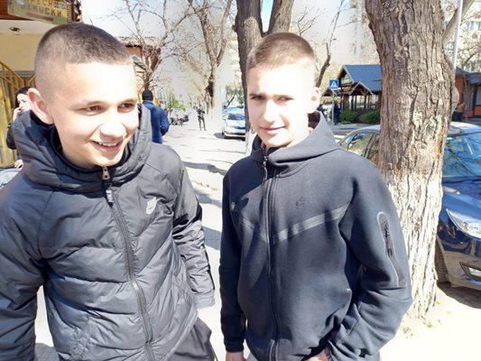 Седмокласниците Васил Златанов и Иван Манов приеха спокойно бомбената заплаха.