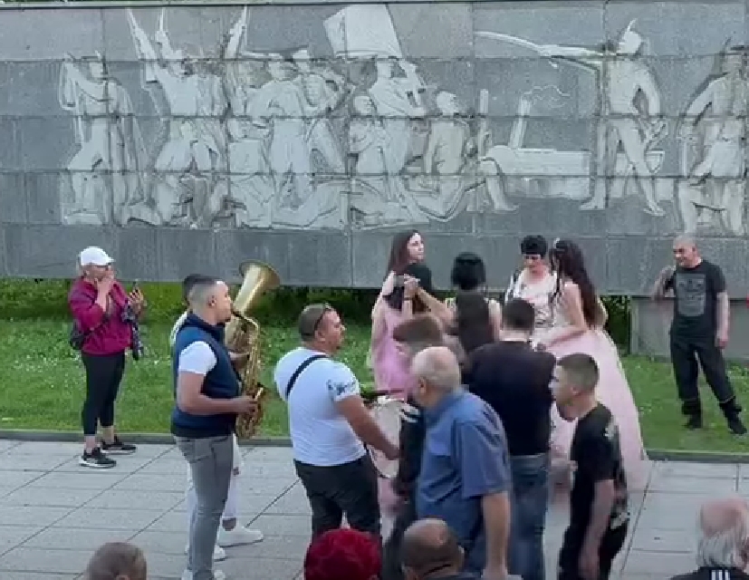 Нови сблъсъци в социалните мрежи: Абитуриенти от Враца играха кючек до паметник на Ботев (Видео)
