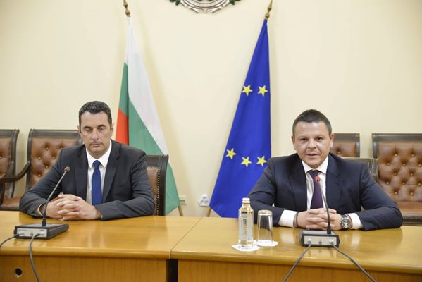Алексиев (вдясно) предаде властта на Гвоздейков. Снимка ЙОРДАН СИМЕОНОВ