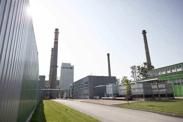 Сега с инвестиции от над 400 млн. лева предприятието връща блясъка си на един от най-модерните заводи в световен мащаб и с минимално въздействие върху околната среда.