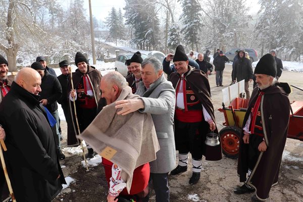 Областният управител на Русе Данаил Ковачев му подари хавлия