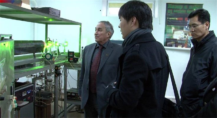 Акад. Съботинов показва изобретението на южнокорейски специалисти в лабораторията по лазери с метални пари в Института по физика на твърдото тяло към БАН.