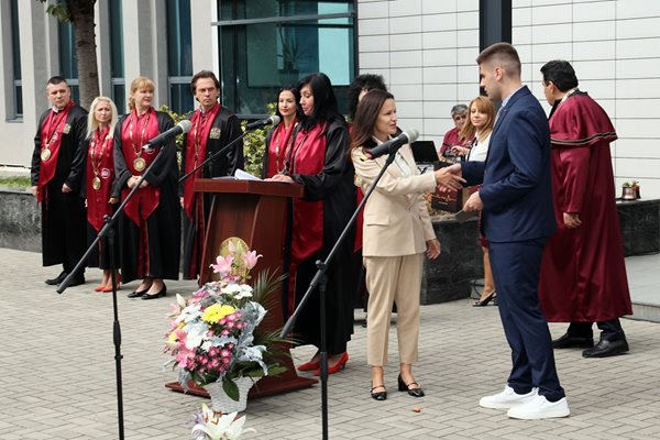 Зам.-министърът на здравеопазването Добромира Карева връчи студентските книжки на приетите с най-висок бал в Медицински университет-Пловдив.