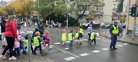 В Бургас деца положиха цветя на пешеходна пътека, за да си спомним за жертвите по пътищата (Снимки)