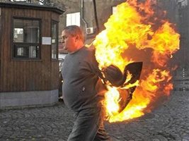 Неотдавна Росен Марков се подпали пред БНТ в знак на протест срещу новините на турски език, след това той опита и самоубийство пред Парламента. СНИМКА: БУЛФОТО