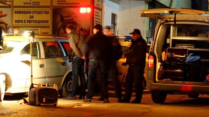 Кадри от показното арестуване и претърсване на колата на наркоразпространителите пред стария вход на шуменската болница в края на февруари т.г. Снимки АВТОРКАТА