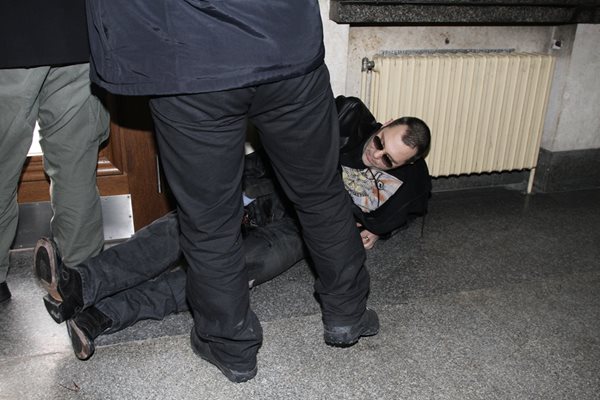 Златомир Иванов получи 4 куршума на 29 януари 2013 г. от неизвестен стрелец на стълбите пред Съдебната палата в София.