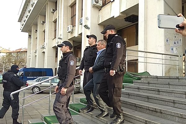 Георги Вълев е конвоиран с полицейски  бус до затвора в Плевен. Той бил качен в колата към 12,30 ч и пристигнал преди 14,30 ч.