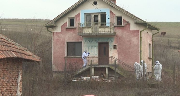 Криминалисти претърсват родната къща на Андреа, където е била заклана.