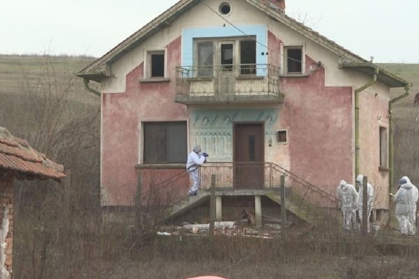 Криминалисти претърсват родната къща на Андреа, където е била заклана.