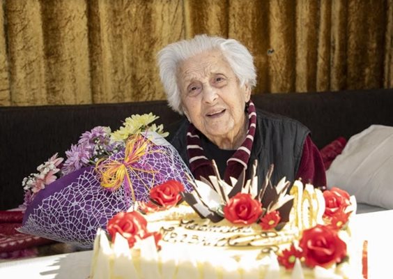Баба Тотка Тенчева с тортата, дарена й от кмета на Стара Загора Живко Тодоров. СНИМКИ: Ваньо Стоилов
