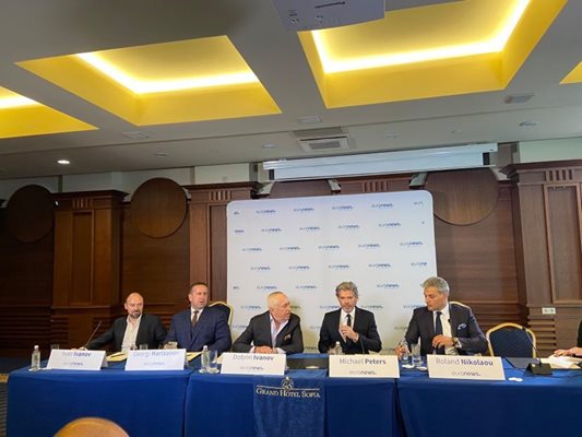 Майкъл Питърс, главен изпълнителен директор на "Евронюз", и шефът на тв "Европа" Георги Харизанов, на пресконференцията днес
СНИМКА: ПАОЛА ХЮСЕИН