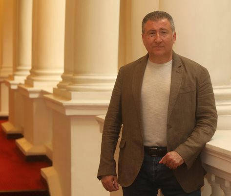 Светлин Стоянов е един от петимата депутати, които напуснаха групата на "Има такъв народ".
