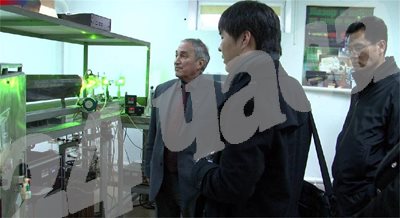 Акад. Съботинов показва изобретението на южнокорейски специалисти в лабораторията по лазери с метални пари в Института по физика на твърдото тяло към БАН.