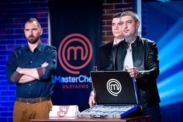 Журито на "Мастър шеф" е съставено от трима професионални готвачи. Петър Михалчев показва наградата в шоуто, а зад него са Андре Токев, вляво, и Виктор Ангелов.