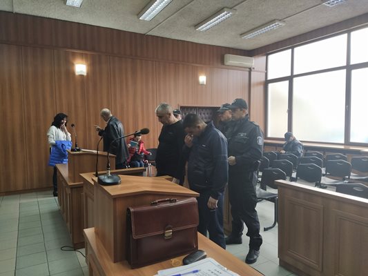 Севдалин и Марин Боюклиеви в съдебната зала